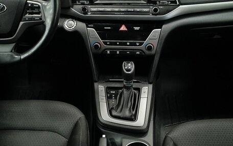 Hyundai Elantra VI рестайлинг, 2017 год, 819 000 рублей, 13 фотография