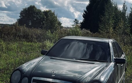 Mercedes-Benz E-Класс, 1996 год, 320 000 рублей, 1 фотография