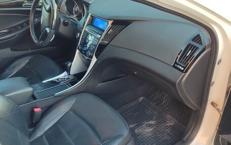 Hyundai Sonata VI, 2011 год, 900 000 рублей, 8 фотография
