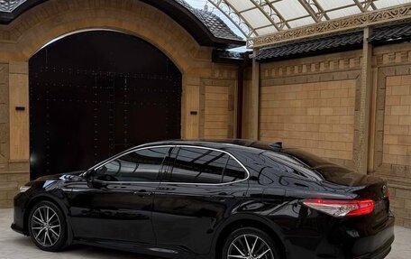Toyota Camry, 2021 год, 3 550 000 рублей, 2 фотография