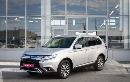 Mitsubishi Outlander III рестайлинг 3, 2020 год, 1 949 000 рублей, 1 фотография