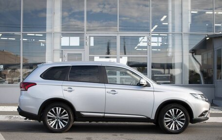 Mitsubishi Outlander III рестайлинг 3, 2020 год, 1 949 000 рублей, 8 фотография