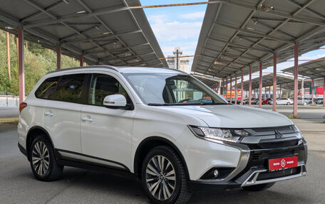 Mitsubishi Outlander III рестайлинг 3, 2019 год, 2 149 500 рублей, 2 фотография