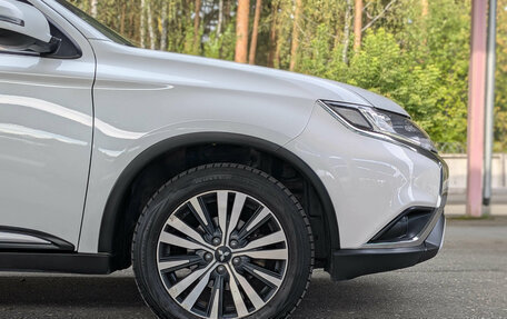 Mitsubishi Outlander III рестайлинг 3, 2019 год, 2 149 500 рублей, 10 фотография