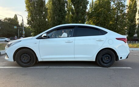 Hyundai Solaris II рестайлинг, 2017 год, 1 000 000 рублей, 2 фотография