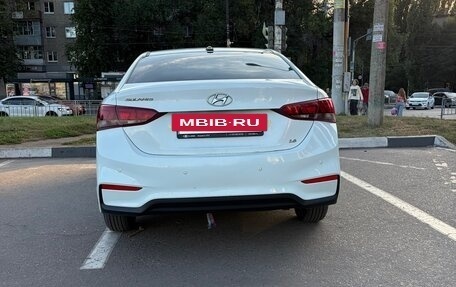 Hyundai Solaris II рестайлинг, 2017 год, 1 000 000 рублей, 3 фотография