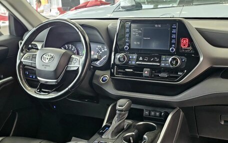 Toyota Highlander, 2021 год, 4 989 000 рублей, 23 фотография
