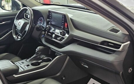Toyota Highlander, 2021 год, 4 989 000 рублей, 22 фотография