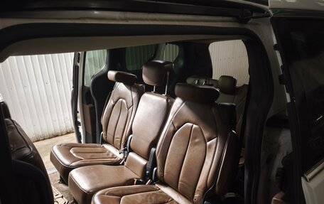 Chrysler Pacifica (RU), 2018 год, 3 200 000 рублей, 15 фотография