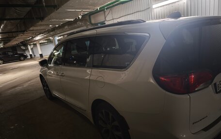 Chrysler Pacifica (RU), 2018 год, 3 200 000 рублей, 9 фотография