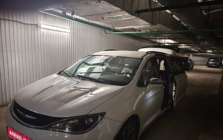 Chrysler Pacifica (RU), 2018 год, 3 200 000 рублей, 14 фотография