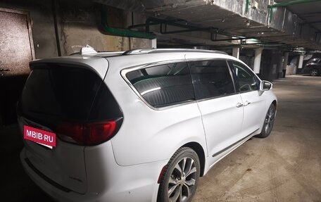 Chrysler Pacifica (RU), 2018 год, 3 200 000 рублей, 12 фотография