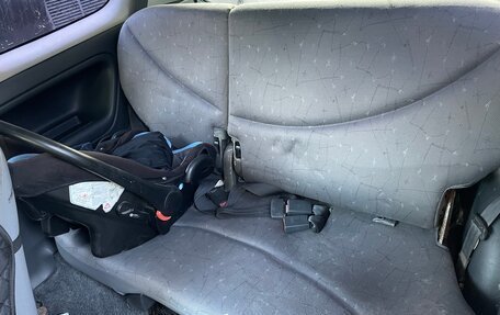 Toyota Yaris I рестайлинг, 2000 год, 165 000 рублей, 8 фотография