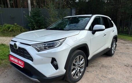 Toyota RAV4, 2022 год, 3 970 000 рублей, 2 фотография