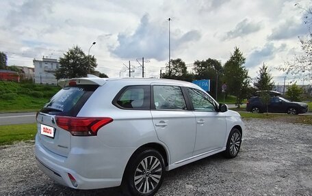 Mitsubishi Outlander III рестайлинг 3, 2022 год, 2 890 000 рублей, 5 фотография
