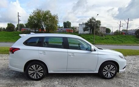 Mitsubishi Outlander III рестайлинг 3, 2022 год, 2 890 000 рублей, 4 фотография