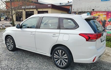 Mitsubishi Outlander III рестайлинг 3, 2022 год, 2 890 000 рублей, 6 фотография