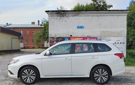 Mitsubishi Outlander III рестайлинг 3, 2022 год, 2 890 000 рублей, 7 фотография