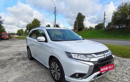 Mitsubishi Outlander III рестайлинг 3, 2022 год, 2 890 000 рублей, 3 фотография