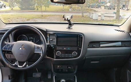 Mitsubishi Outlander III рестайлинг 3, 2022 год, 2 890 000 рублей, 11 фотография