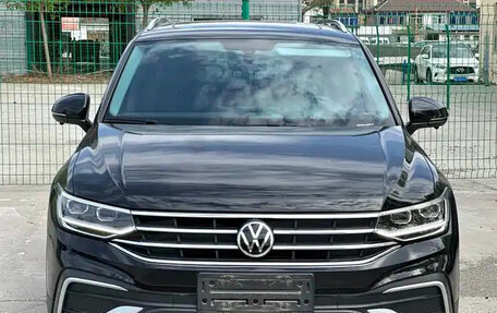 Volkswagen Tiguan II, 2023 год, 2 452 555 рублей, 2 фотография