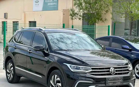 Volkswagen Tiguan II, 2023 год, 2 452 555 рублей, 3 фотография