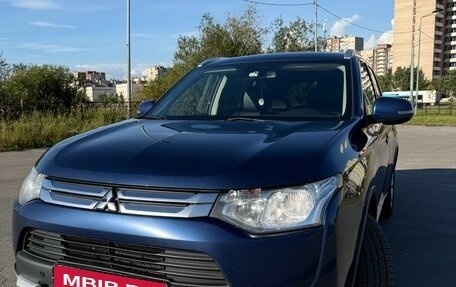 Mitsubishi Outlander III рестайлинг 3, 2014 год, 1 250 000 рублей, 2 фотография