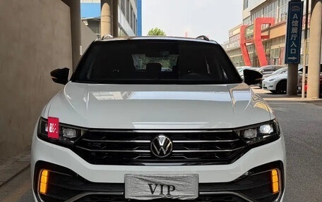 Volkswagen T-Roc I, 2023 год, 1 850 000 рублей, 2 фотография