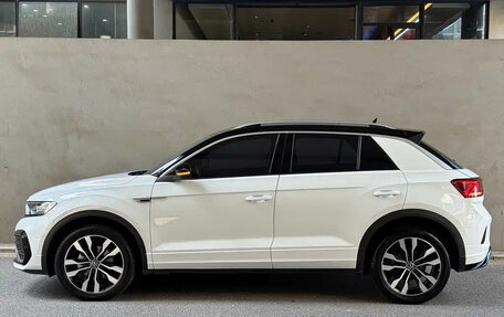 Volkswagen T-Roc I, 2023 год, 1 850 000 рублей, 3 фотография