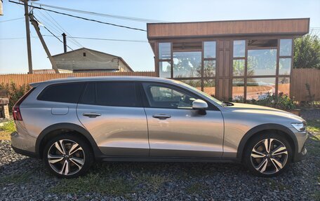 Volvo V60 Cross Country II, 2021 год, 2 200 000 рублей, 9 фотография