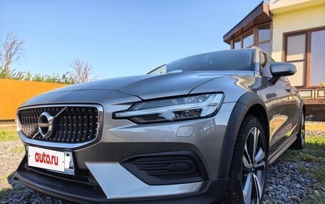 Volvo V60 Cross Country II, 2021 год, 2 200 000 рублей, 3 фотография