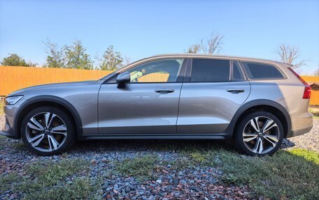 Volvo V60 Cross Country II, 2021 год, 2 200 000 рублей, 10 фотография