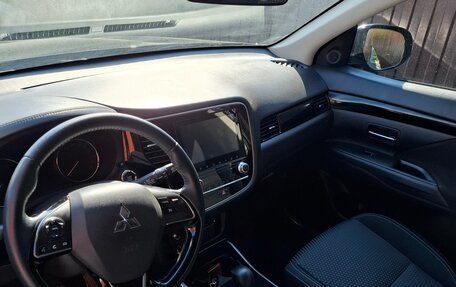 Mitsubishi Outlander III рестайлинг 3, 2021 год, 2 630 000 рублей, 5 фотография