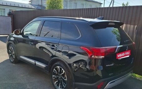 Mitsubishi Outlander III рестайлинг 3, 2021 год, 2 630 000 рублей, 2 фотография