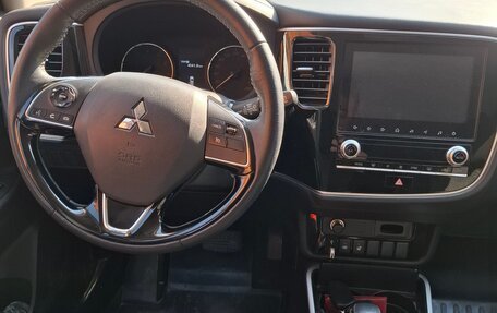 Mitsubishi Outlander III рестайлинг 3, 2021 год, 2 630 000 рублей, 6 фотография