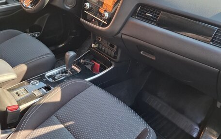 Mitsubishi Outlander III рестайлинг 3, 2021 год, 2 630 000 рублей, 13 фотография