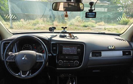 Mitsubishi Outlander III рестайлинг 3, 2015 год, 1 530 000 рублей, 13 фотография