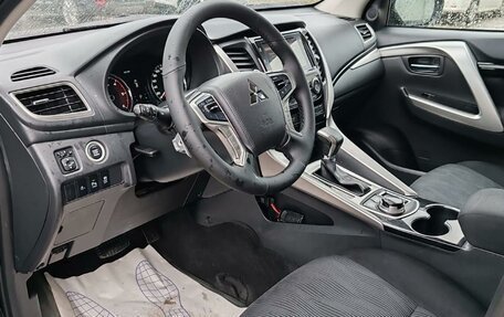 Mitsubishi Pajero Sport III рестайлинг, 2017 год, 2 599 000 рублей, 8 фотография