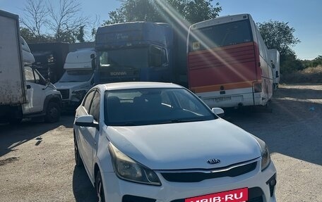 KIA Rio IV, 2018 год, 900 000 рублей, 2 фотография