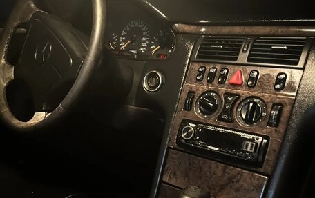 Mercedes-Benz E-Класс, 1997 год, 250 000 рублей, 6 фотография