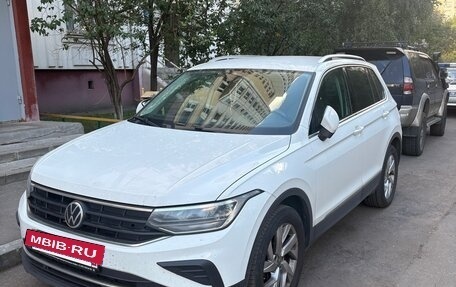 Volkswagen Tiguan II, 2021 год, 2 450 000 рублей, 2 фотография