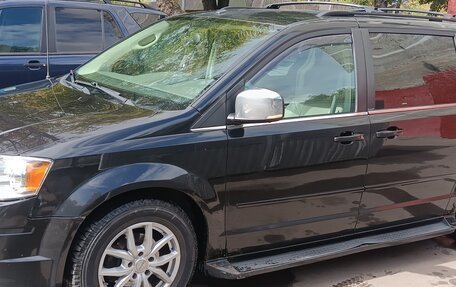 Chrysler Town & Country V рестайлинг, 2008 год, 600 000 рублей, 3 фотография