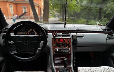 Mercedes-Benz E-Класс, 1998 год, 600 000 рублей, 9 фотография