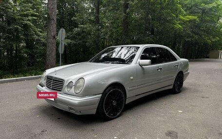 Mercedes-Benz E-Класс, 1998 год, 600 000 рублей, 2 фотография
