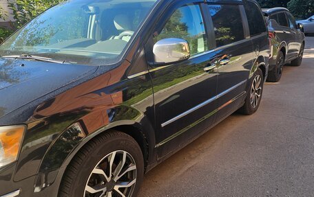 Chrysler Town & Country V рестайлинг, 2008 год, 1 150 000 рублей, 1 фотография