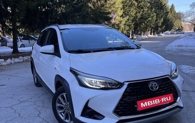 Toyota Yaris XP150 рестайлинг, 2022 год, 1 990 000 рублей, 1 фотография