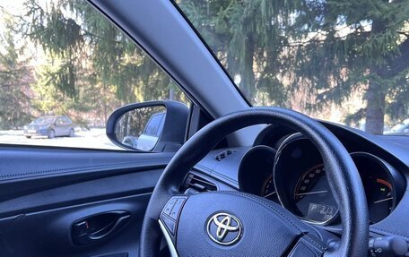 Toyota Yaris XP150 рестайлинг, 2022 год, 1 990 000 рублей, 22 фотография