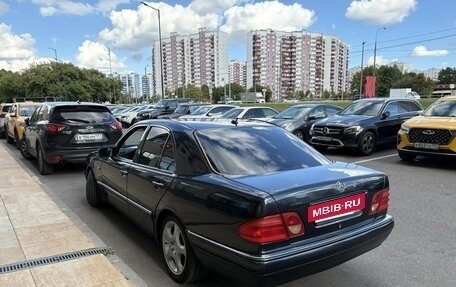 Mercedes-Benz E-Класс, 1998 год, 560 000 рублей, 2 фотография