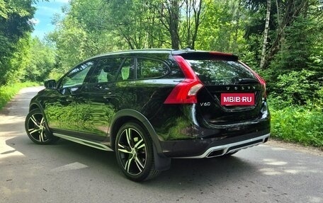 Volvo V60 Cross Country II, 2018 год, 2 380 000 рублей, 2 фотография