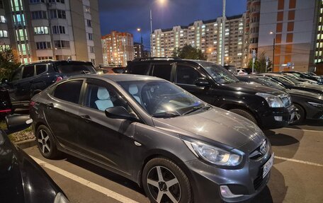 Hyundai Solaris II рестайлинг, 2011 год, 800 000 рублей, 2 фотография